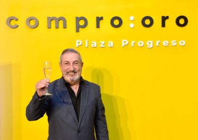 Josep Palacios de celebración por su nueva campaña de Compro Oro