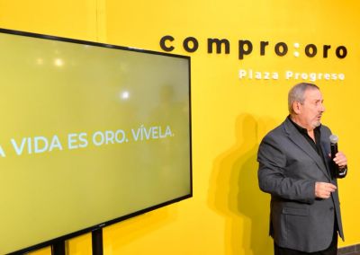 Jose Palacios presentando nueva campaña para Compro Oro Plaza Progreso.