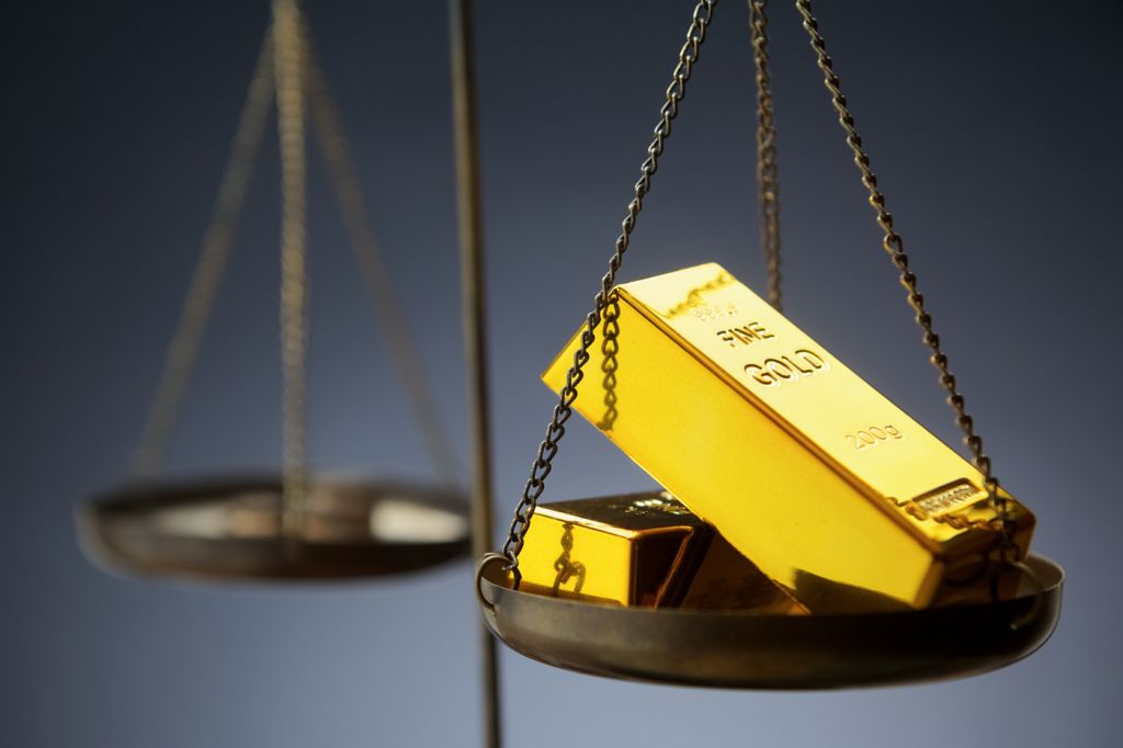 Lingotes de Oro pesados en báscula